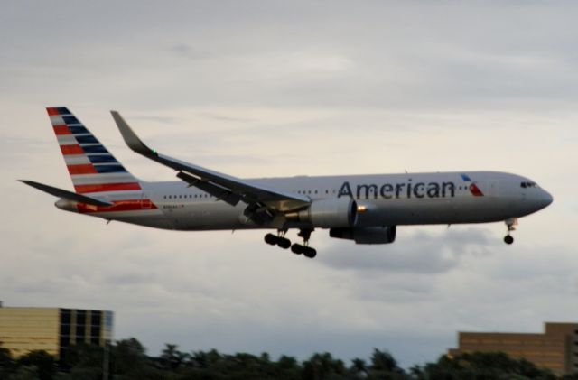 BOEING 767-300 (N386AA)