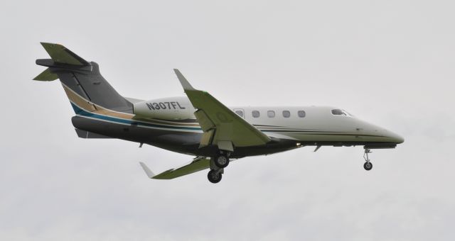 Embraer Phenom 300 (N307FL)