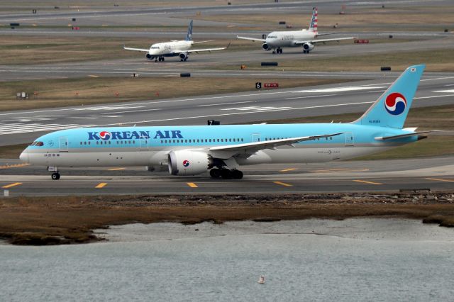 Boeing 787-8 (HL8084) - Koreanair 092 taxiing for departure back to Seoul on the first day of service to Boston