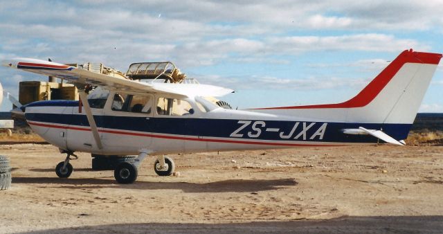 Cessna Skyhawk (ZS-JXA) - Landed on a gypsum mine near Loerisfontein, South Africa.