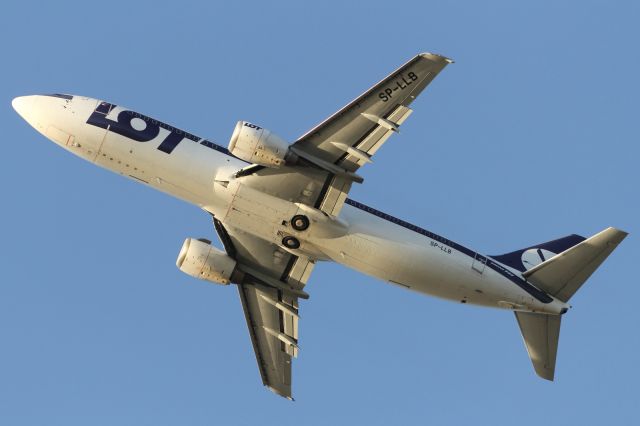 BOEING 737-400 (SP-LLB) - Departing LHR, runway 027L.