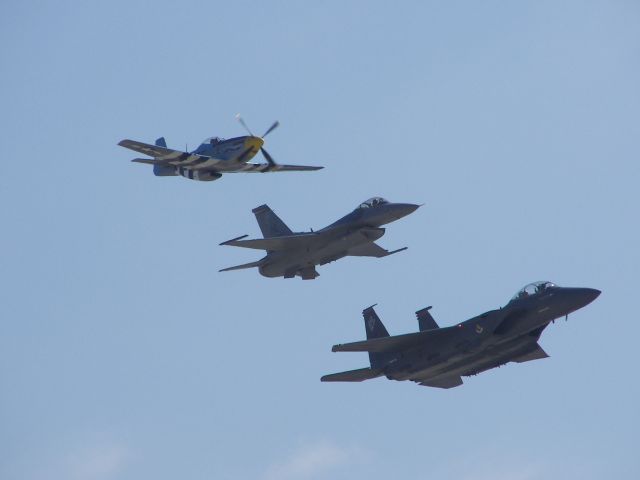 — — - MCAS Miramar Airshow 2007  San Diego, CA  Heritage Flight P-51 F-15 F-16!