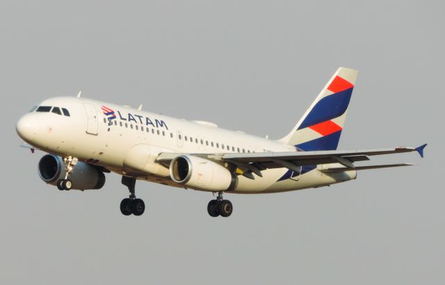Airbus A319 (PT-TMB)