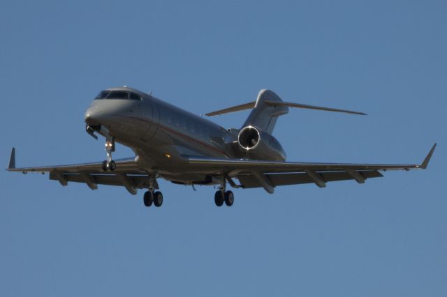 Bombardier Challenger 300 (N535XJ) - A former XOJET, now JetEdge, Challenger 300 on short final at KACT.