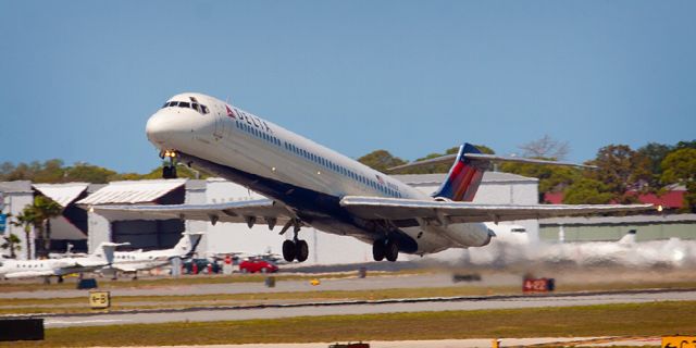 McDonnell Douglas MD-88 (N941DL)