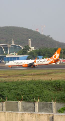 Boeing 737-700 (UR-SQC)