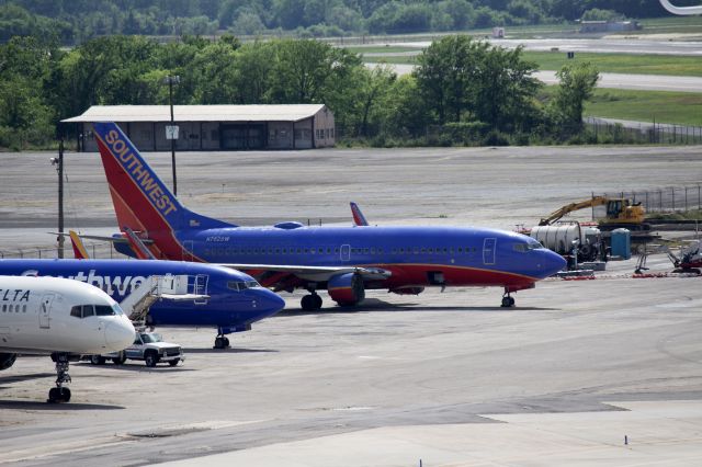 Boeing 737-700 (N762SW) - One of Southwest's few old-livery 737-700s parked at BHM, with its engines removed