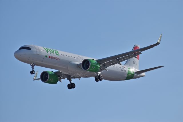 Airbus A321 (XA-VBB) - Airbus A321-271NXLR XA-VBB MSN 10054 of VivaAerobus on short final to runway 05R at Mexico City International Airport (10/2020).