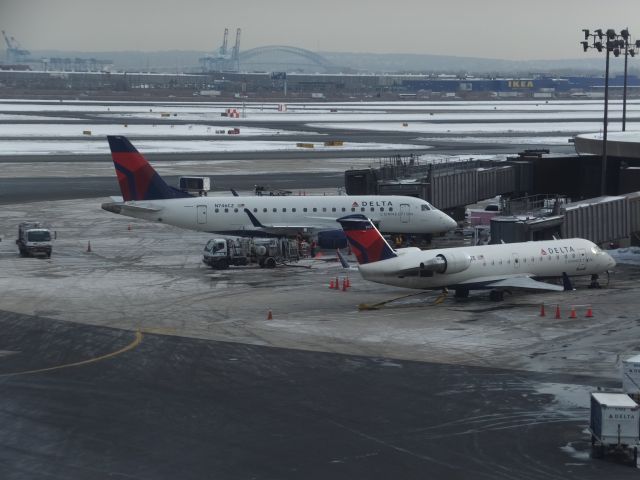 Embraer 170/175 (N746CZ)