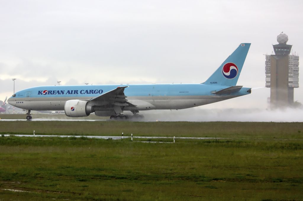 Boeing 777-200 (HL8285) - Rainy day in LHBP, Budapest.