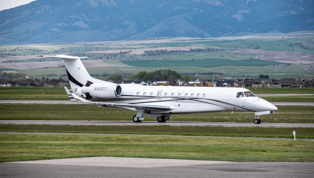 Embraer ERJ-135 (N909TT)