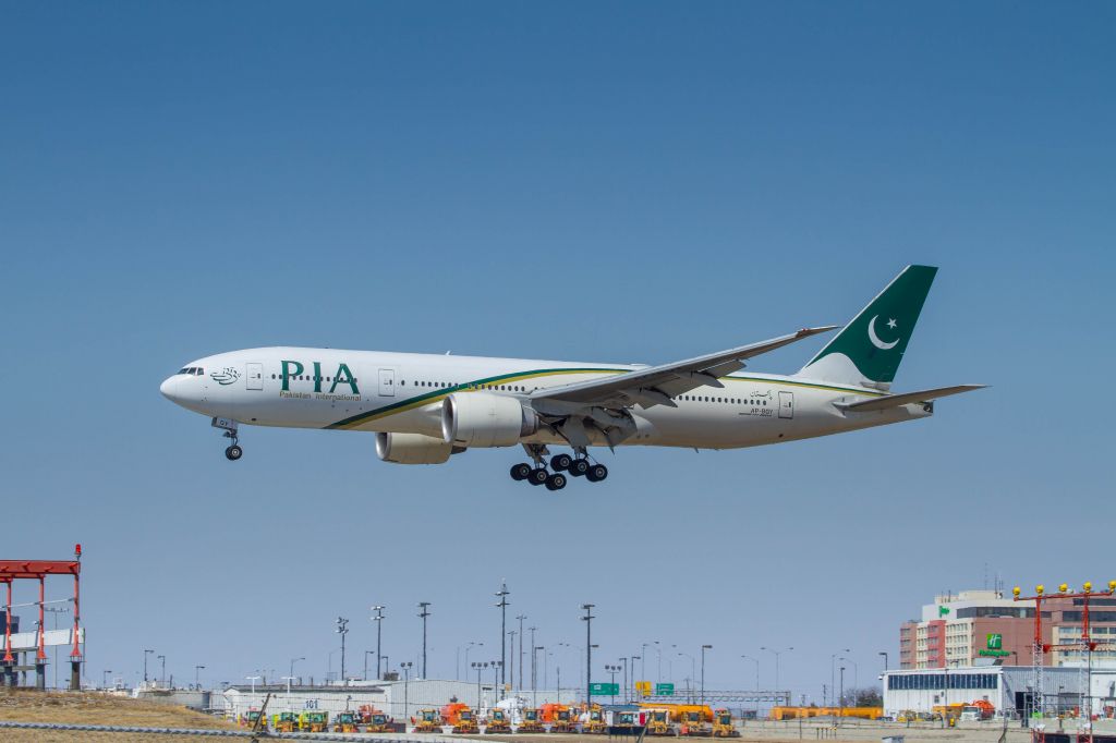 Boeing 777-200 (AP-BGY)