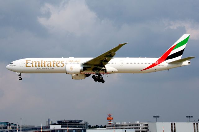 BOEING 777-300 (A6-EGR)