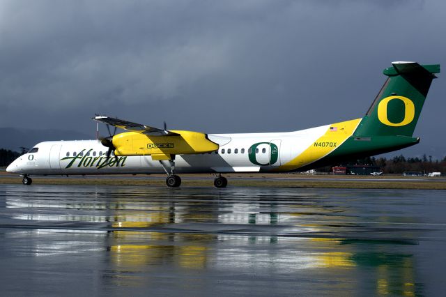 de Havilland Dash 8-400 (N407QX) - Oregon Duck scheme.