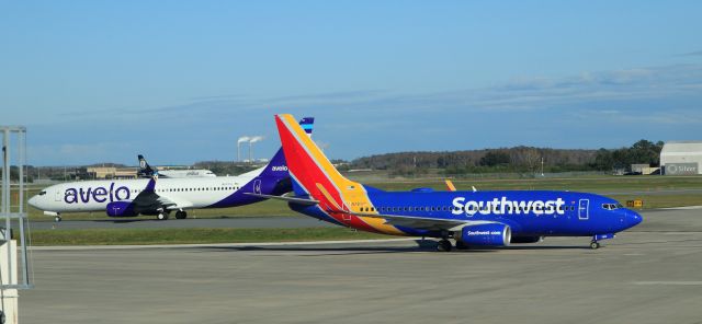 Boeing 737-700 (N7831D) - 12/23/22 inbound SWA passing an also inbound Avelo b737-8 N807VL