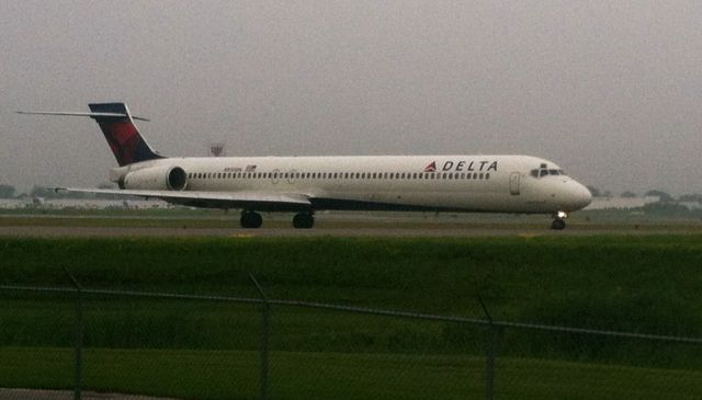 McDonnell Douglas MD-90 (N930DN)