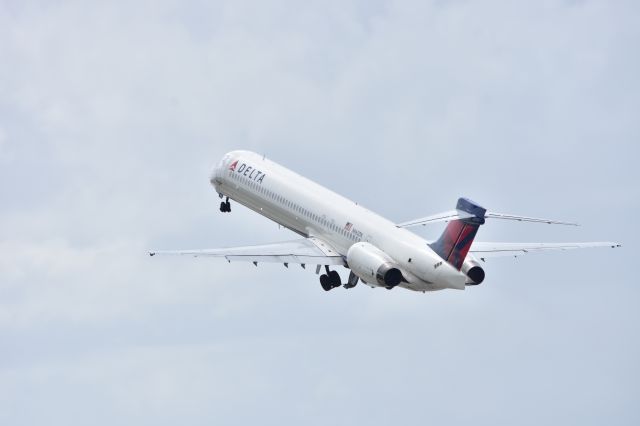 McDonnell Douglas MD-90 (N960DN)