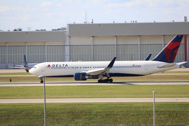 BOEING 767-300 (N182DN) - Tennessee Titans chartered 767-300ER
