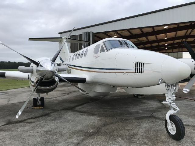 Beechcraft Super King Air 200 (N585CE)