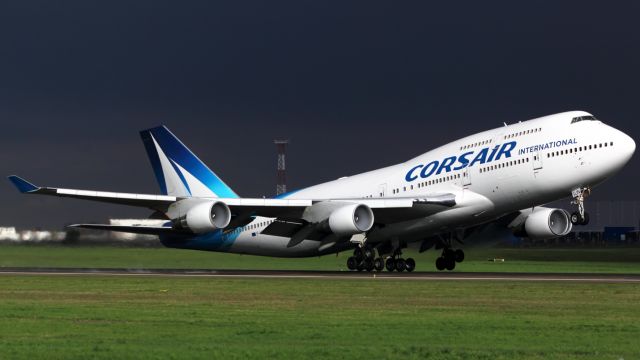 Boeing 747-400 (F-HSUN) - Bord de piste. Wissous.Un rayon de soleil après l'averse.