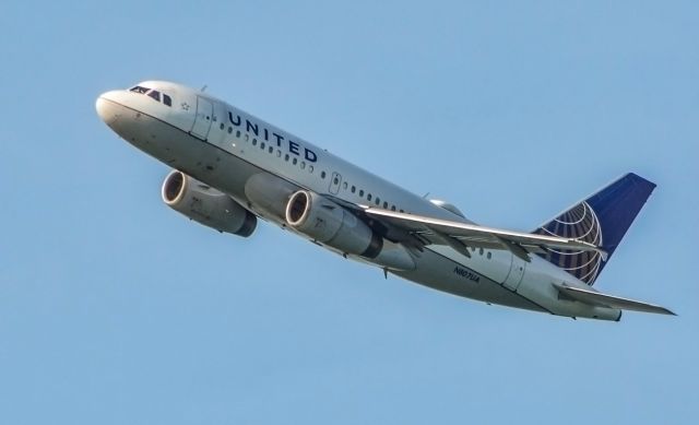 Airbus A319 (N807UA) - United A319 climbing over South Boston