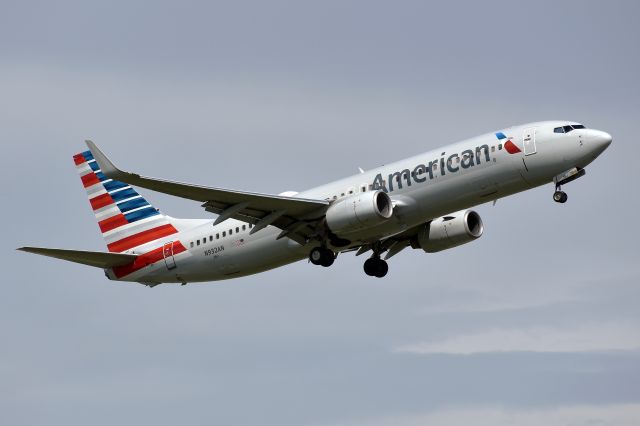 Boeing 737-800 (N932AN) - The moment a go around was initiated due to traffic still rolling out on 18R.