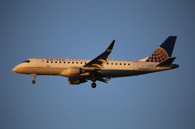 EMBRAER 175 (long wing) (N135SY)