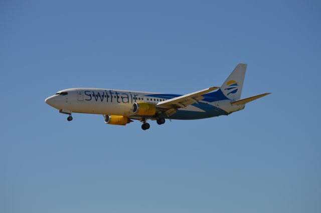 BOEING 737-400 (N440US) - SWQ9813 on short final for 20 arriving from Wendover (KENV/ENV).