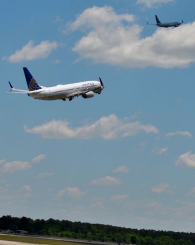 Boeing 737-800 (N76504)
