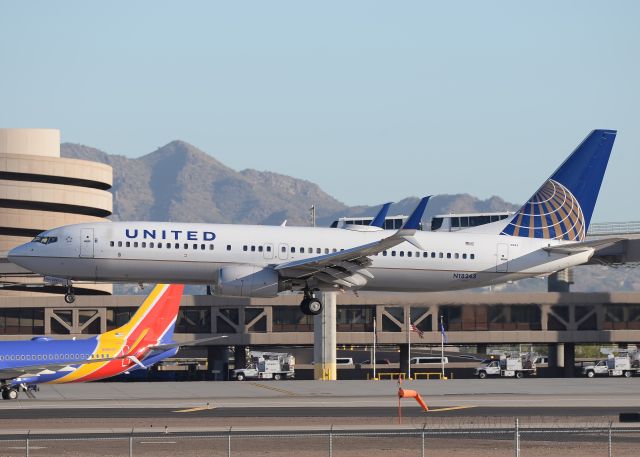 Boeing 737-800 (N18243)