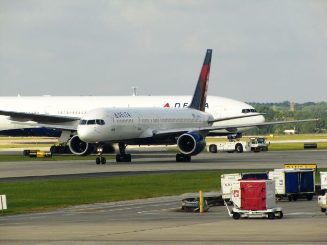 Boeing 757-200 (N551NW)