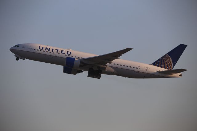 Boeing 777-200 (N788UA)
