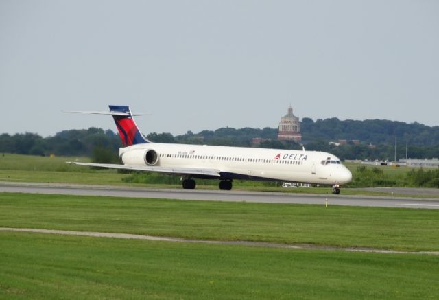 McDonnell Douglas MD-90 — - Another picture from the new spot I found. :)