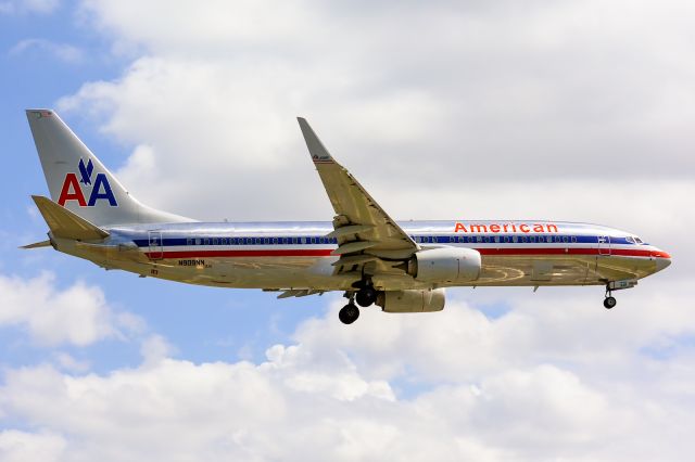 Boeing 737-800 (N909NN)