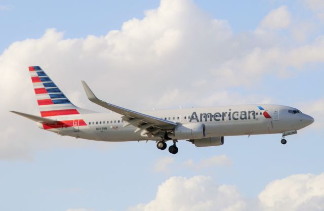 Boeing 737-800 (N994NN)