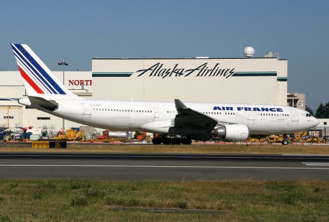 Airbus A330-200 (F-GZCK) - KSEA - A fairly new service for Air France A330 SEA-CDG in Aug 2007 - shows on taxi to the departure runway for a over night non-stop to Paris!
