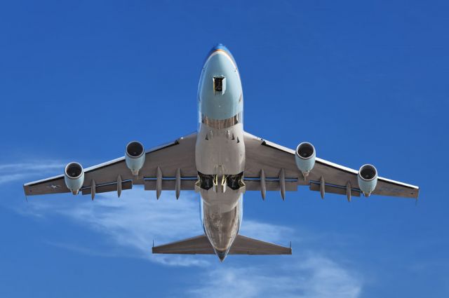 N29000 — - A "flightpath view" of a US Air Force operated Boeing VC-25A, a modified version of a Boeing 747-200, commonly referred to as "Air Force One", takes to the skies after liftoff from the Los Angeles International Airport, LAX, carrying President Barak Obama after a visit to Southern California in November 2013, Westchester, Los Angeles, California