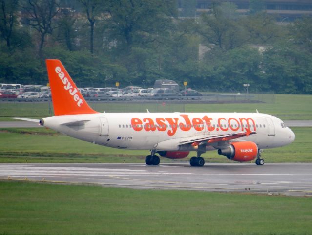 Airbus A320 (G-EZUA)