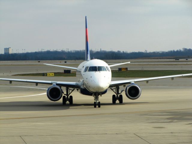 Embraer 175 (N215JQ)