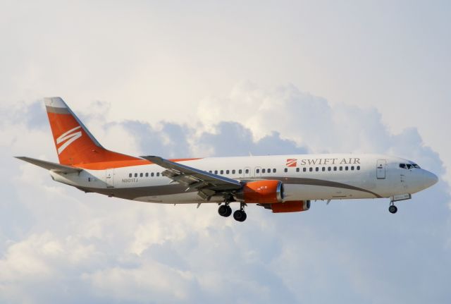 BOEING 737-400 (N801TJ)