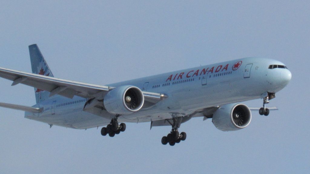 Boeing 777-200 (C-FIVR)