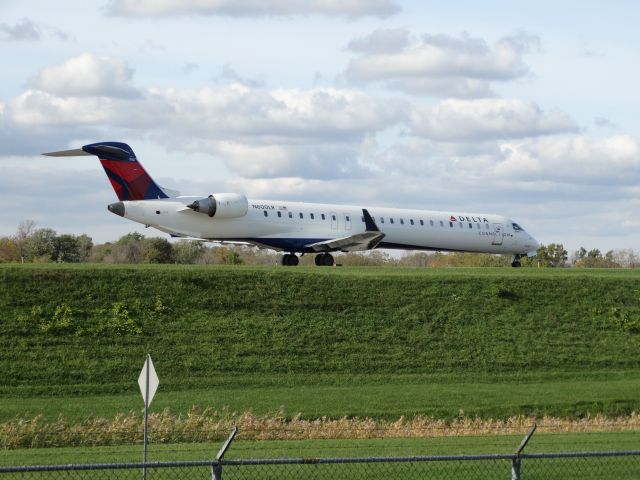 Canadair Regional Jet CRJ-900 (N600LR)