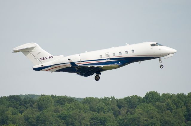 Bombardier Challenger 300 (N537FX)