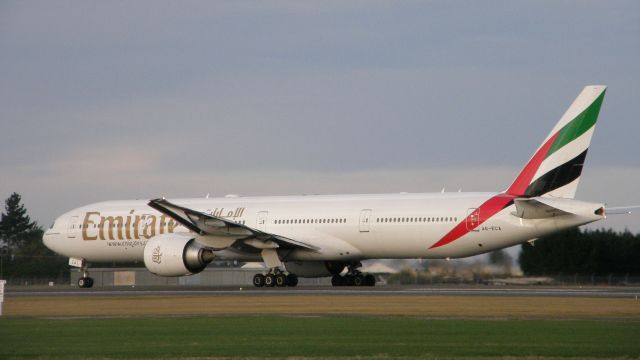 BOEING 777-300ER (A6-ECA)