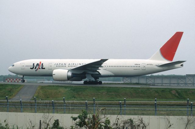 Boeing 777-200 (JA703J) - Taxing at Narita Intl Airport on 2003/08/03