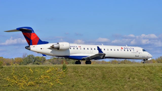 Canadair Regional Jet CRJ-700 (N690CA)