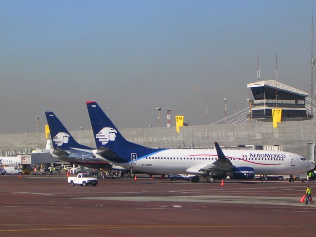 Boeing 737-700 (EI-DBC) - old design and new disegn