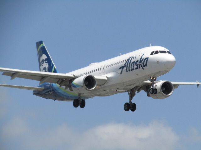 Airbus A320 (N852VA) - Landing RWY 20R