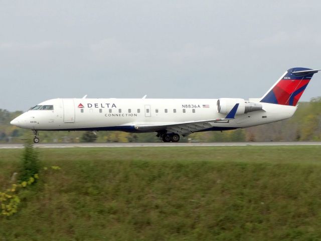 Canadair Regional Jet CRJ-200 (N8836A)