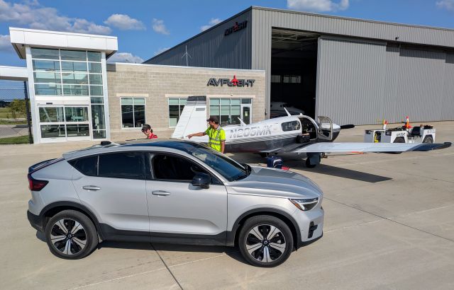 Mooney M-20 (N205MK) - Getting the celebrity treatment from AvFlight. Thanks guys ð
